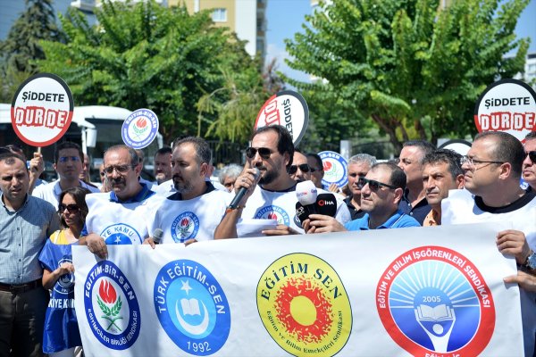 Velinin Okul Müdürünün Kapısını Kırması Protesto Edildi