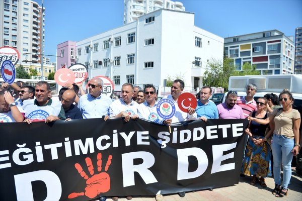 Velinin Okul Müdürünün Kapısını Kırması Protesto Edildi