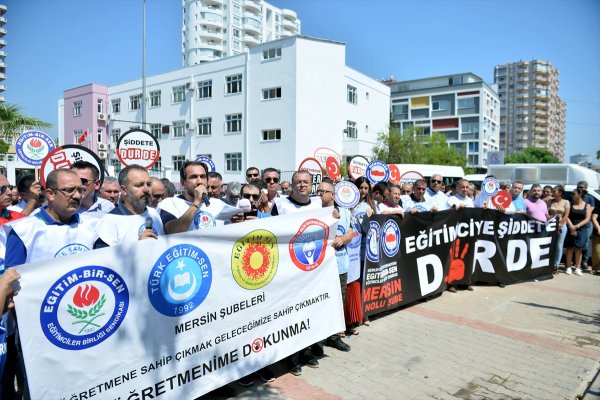 Velinin Okul Müdürünün Kapısını Kırması Protesto Edildi