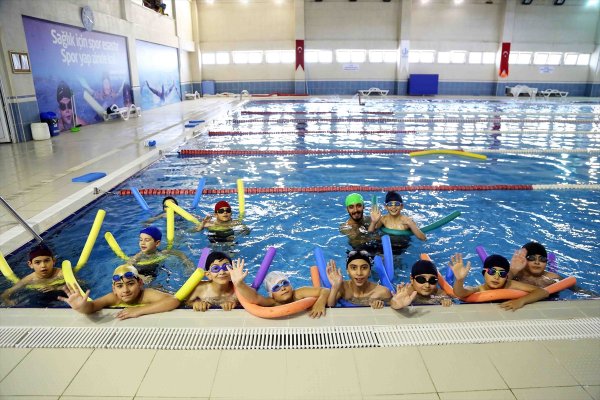 Bağcılar'da Öğrencilere Ücretsiz Havuz İmkanı