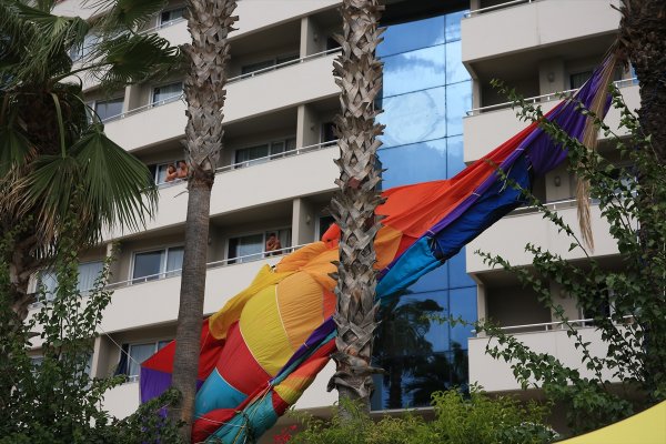 Halatı Kopan Deniz Paraşütüyle Palmiyeye Çarptılar