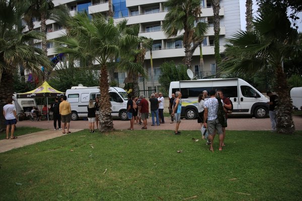 Halatı Kopan Deniz Paraşütüyle Palmiyeye Çarptılar