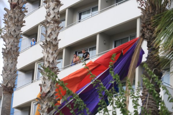 Halatı Kopan Deniz Paraşütüyle Palmiyeye Çarptılar