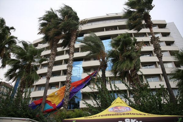 Halatı Kopan Deniz Paraşütüyle Palmiyeye Çarptılar