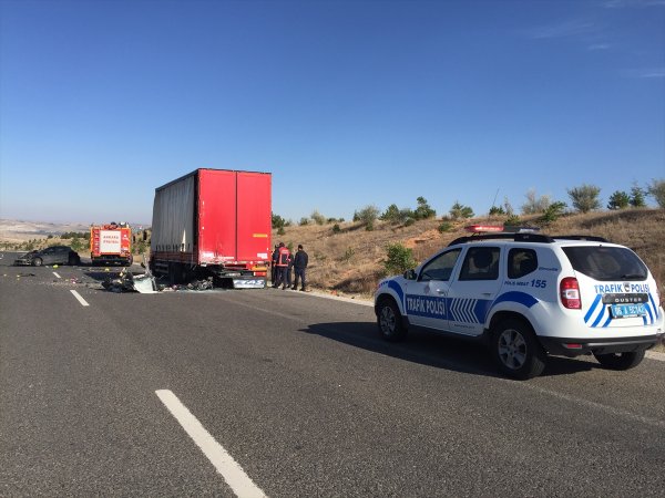 Ankara'da Otomobil Kamyona Çarptı: 3 Ölü, 3 Yaralı
