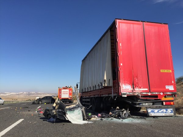 Ankara'da Otomobil Kamyona Çarptı: 3 Ölü, 3 Yaralı
