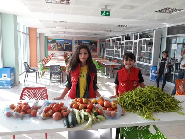 Bahçeden Yetişen Sebzeler Ücretsiz Dağıtıldı