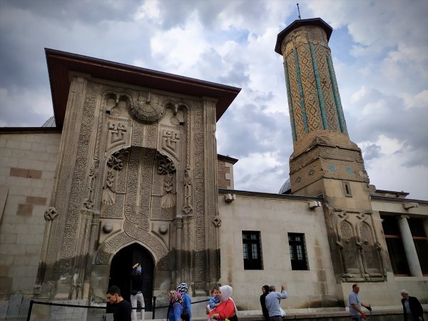 İnce Minareli Medrese Mimarisiyle Ziyaretçilerini Cezbediyor