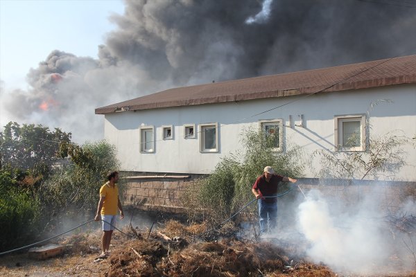 Güncelleme - Antalya'da Otluk Alanda Başlayan Yangın Hurdalığa Sıçradı