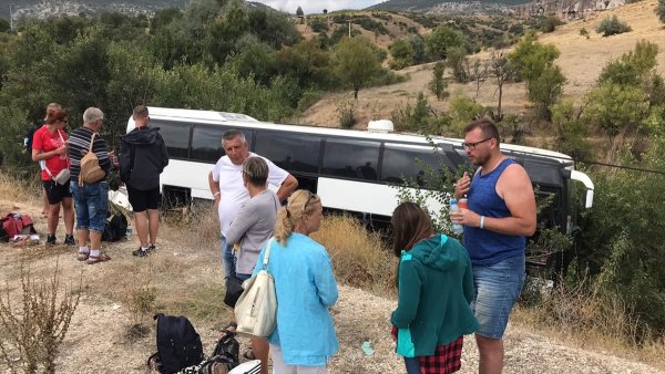 Konya'da Turistleri Taşıyan Otobüs Şarampole Devrildi: 3 Yaralı