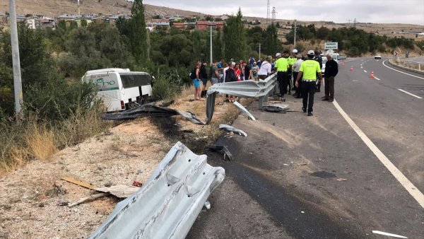 Konya'da Turistleri Taşıyan Otobüs Şarampole Devrildi: 3 Yaralı