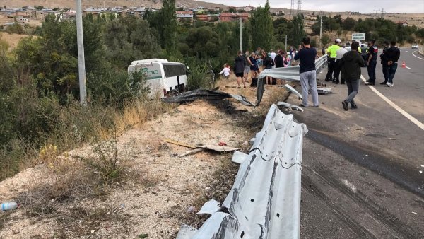 Konya'da Turistleri Taşıyan Otobüs Şarampole Devrildi: 3 Yaralı