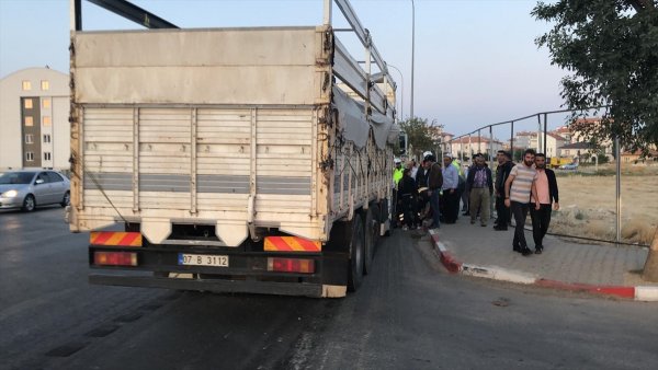 Tırın Çarptığı Yaşlı Kadın Yaralandı