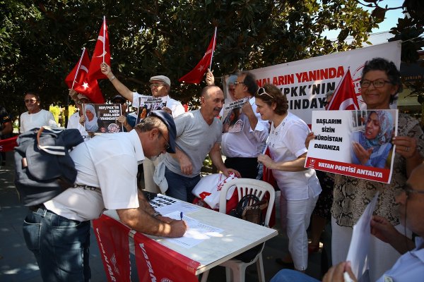 Antalya'dan Diyarbakır Annelerinin Oturma Eylemine Destek