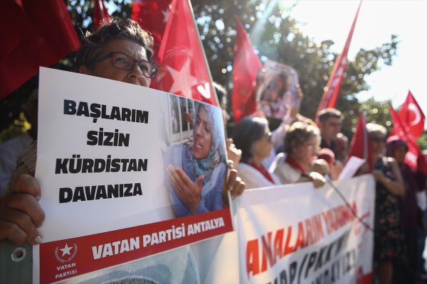 Antalya'dan Diyarbakır Annelerinin Oturma Eylemine Destek