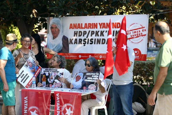 Antalya'dan Diyarbakır Annelerinin Oturma Eylemine Destek