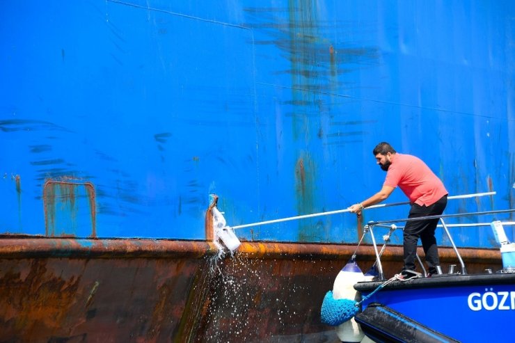 Mersin'de Akdeniz'i Kirleten 12 Gemiye 14,5 Milyon Lira Ceza