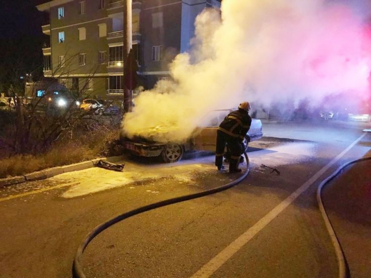 Aksaray’da Seyir Halindeki Otomobil Alev Aldı