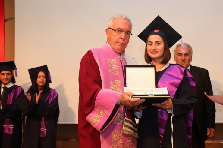 Hacettepe Aso 1. Osb Meslek Yüksekokulu’nda Mezuniyet Sevinci