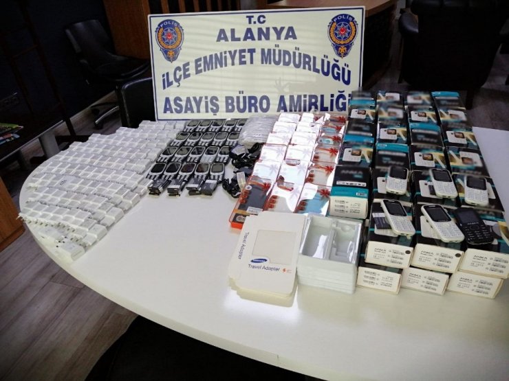 Alanya’da Kaçak Cep Telefonu Operasyonu