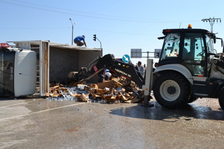 Konya’da Su Yüklü Kamyonet Devrildi: 2 Yaralı