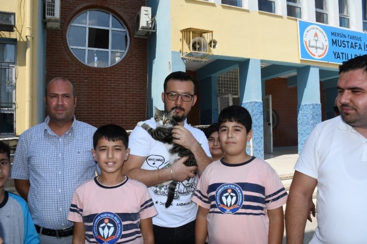 Şanslı Kedi Öğrenciler Ve Öğretmenler Sayesinde Yürümeye Başladı