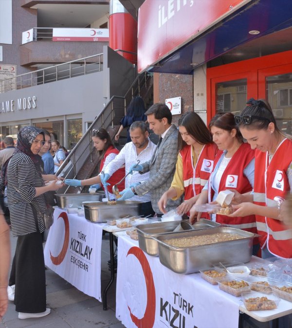 Türk Kızılayı'ndan Aşure İkramı