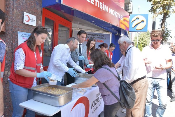 Türk Kızılayı'ndan Aşure İkramı