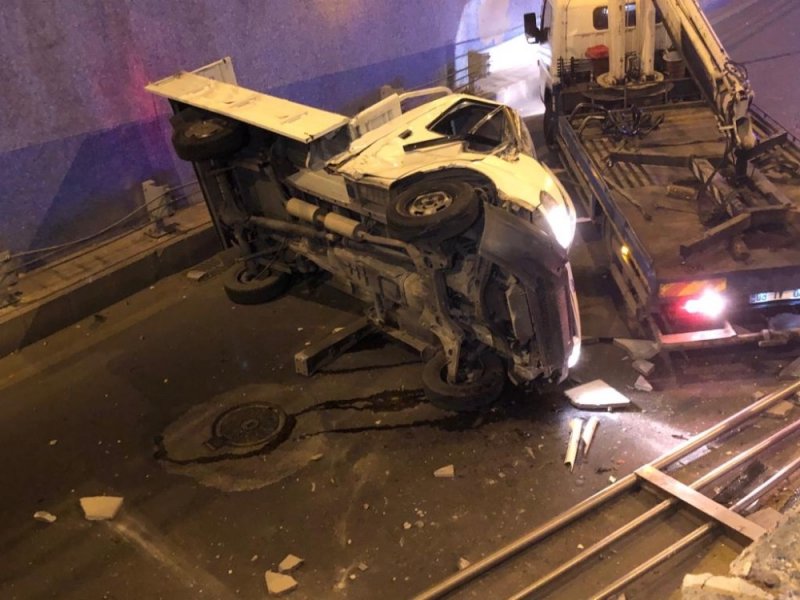 Başkent’te Virajı Alamayan Kamyonet Bariyerlerden Uçtu: 2 Yaralı