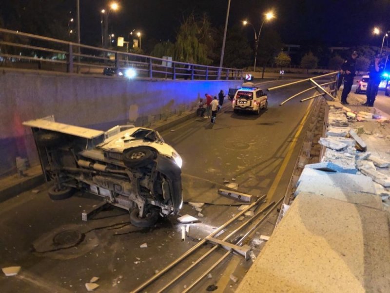 Başkent’te Virajı Alamayan Kamyonet Bariyerlerden Uçtu: 2 Yaralı