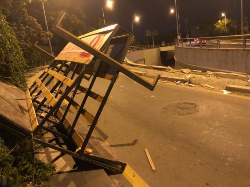 Başkent’te Virajı Alamayan Kamyonet Bariyerlerden Uçtu: 2 Yaralı