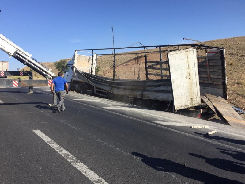 Ankara-konya Yolunda Tır Devrildi