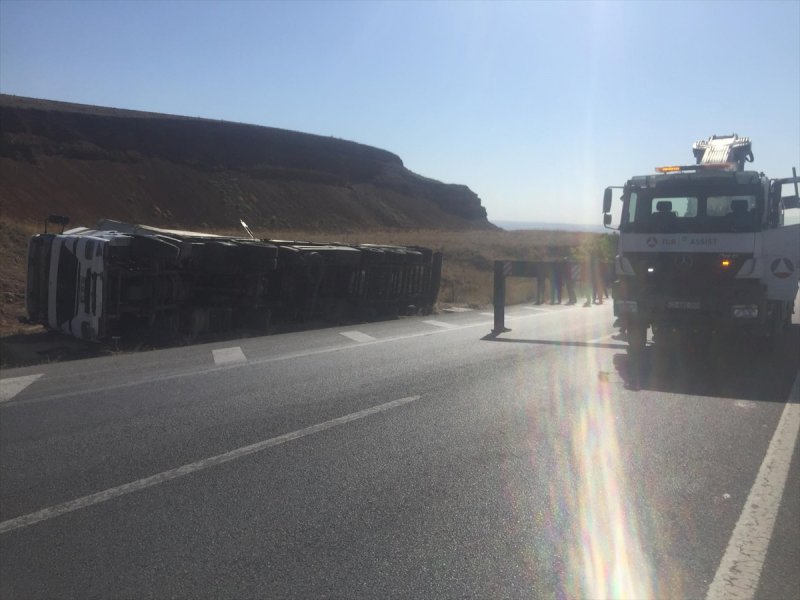 Ankara-konya Yolunda Tır Devrildi