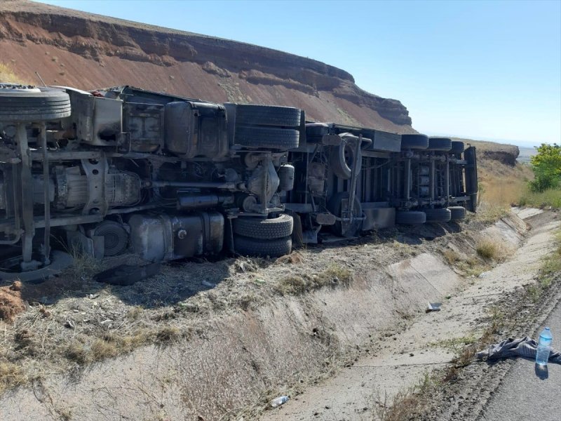 Ankara-konya Yolunda Tır Devrildi