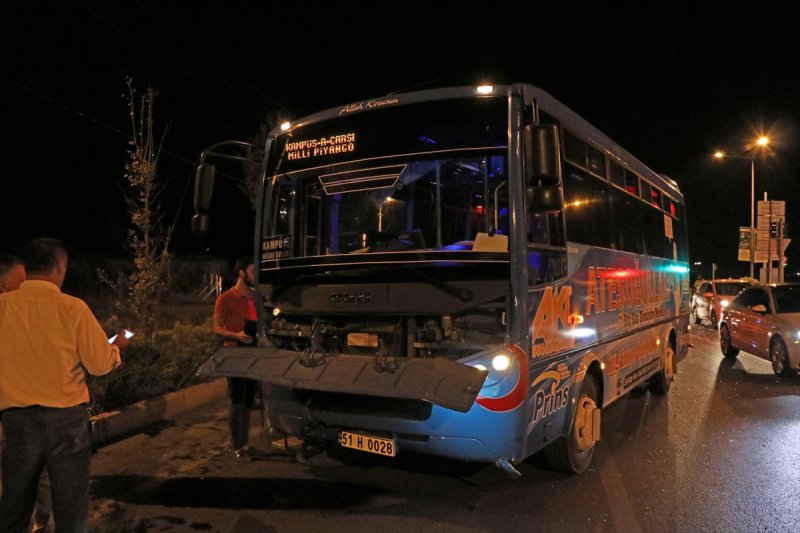 Niğde'de Özel Halk Otobüsü İle Otomobil Çarpıştı: 5 Yaralı