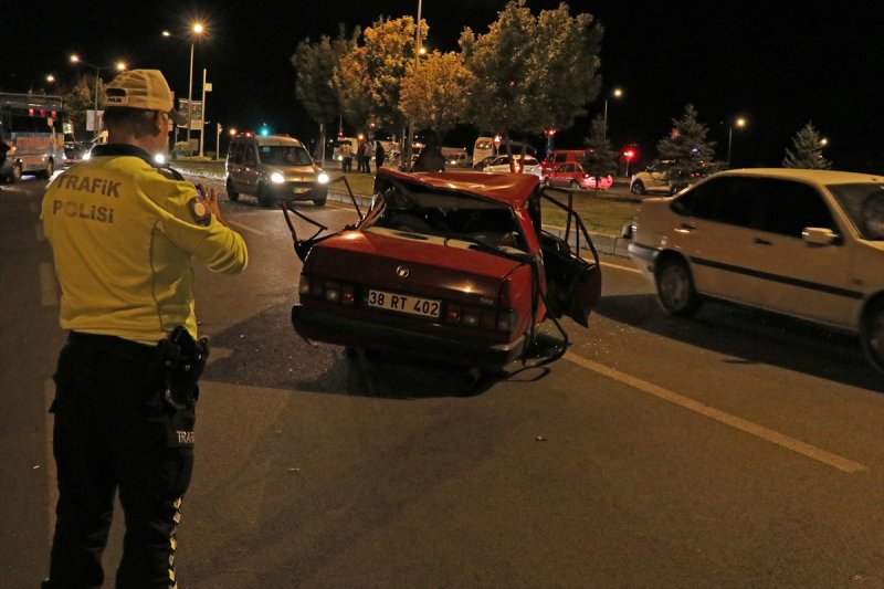 Niğde'de Özel Halk Otobüsü İle Otomobil Çarpıştı: 5 Yaralı