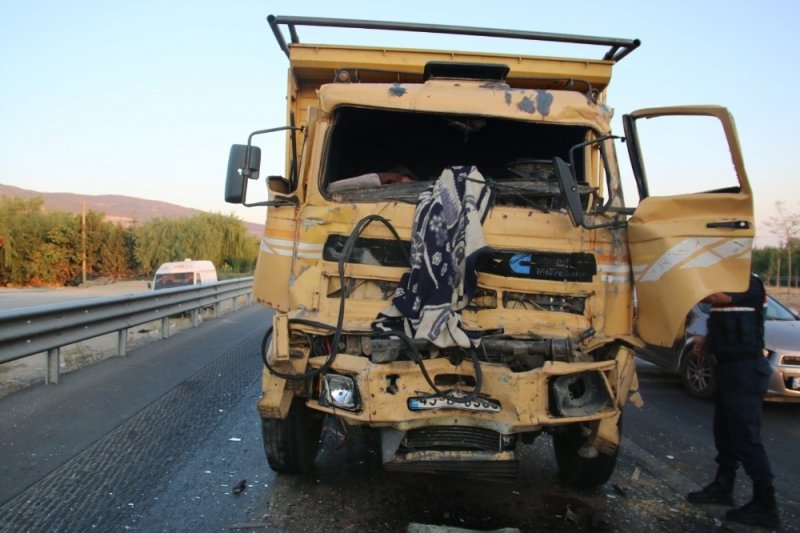 Kamyon Işıklarda Bekleyen Kamyona Çarptı: 1 Ölü