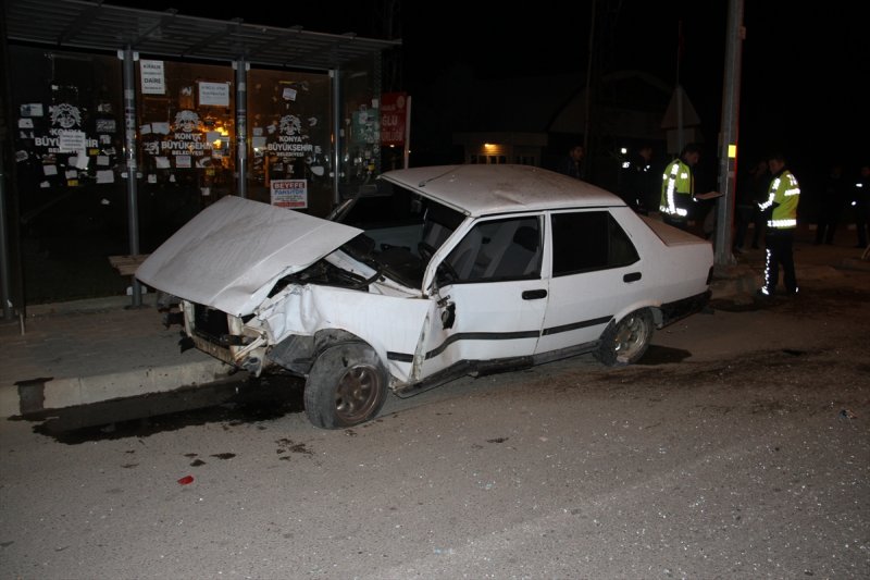Beyşehir'de Otomobil Panoya Çarptı: 2 Yaralı