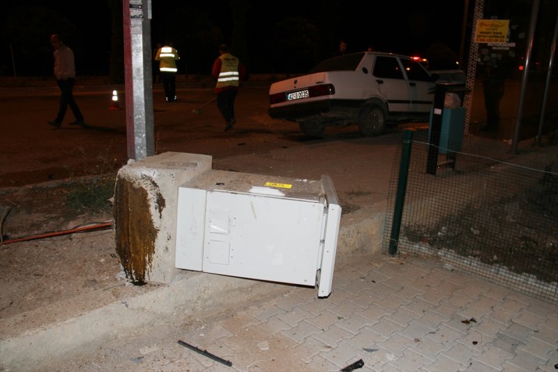 Beyşehir'de Otomobil Panoya Çarptı: 2 Yaralı