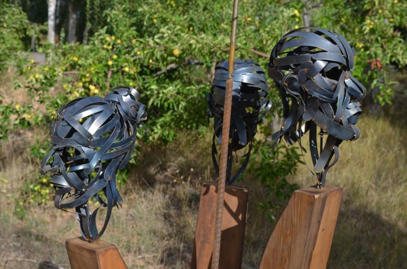 Eski Tarım Aletlerini Heykele Dönüştürdüler