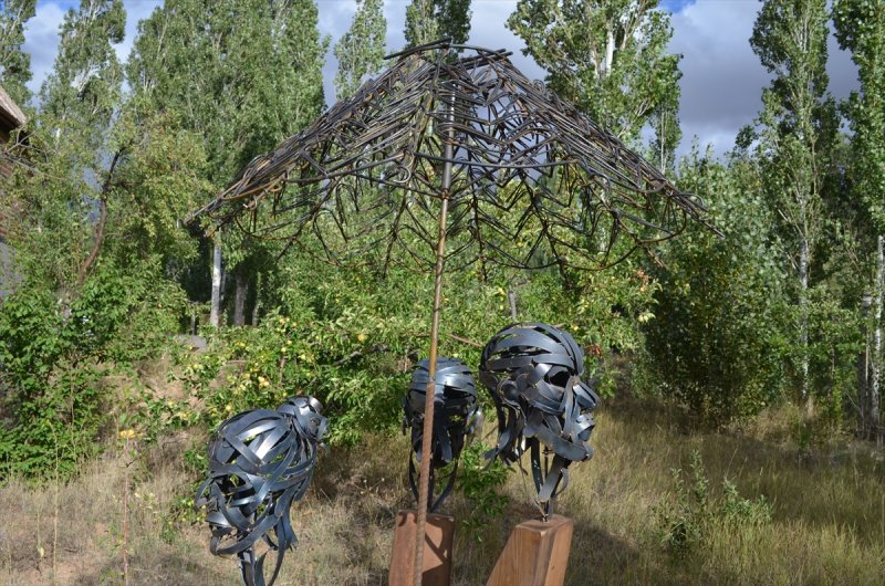 Eski Tarım Aletlerini Heykele Dönüştürdüler