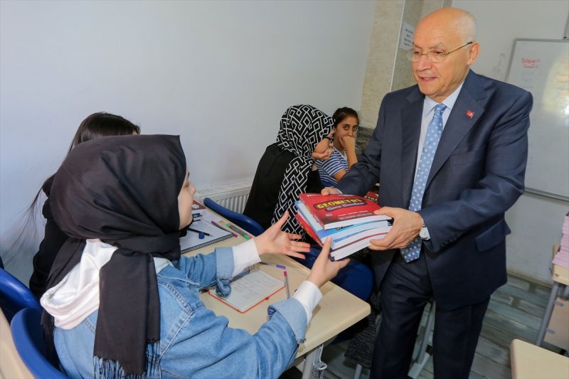Başkan Yaşar, Öğrencilere Sınava Hazırlık Kitabı Dağıttı