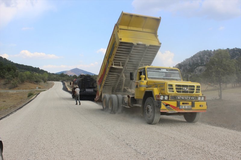 Derebucak'ta Yol Asfaltlama Çalışmaları