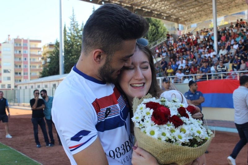 Mersin'de Futbolcu Genç Evlilik Teklifine Taraftarı Şahit Tuttu