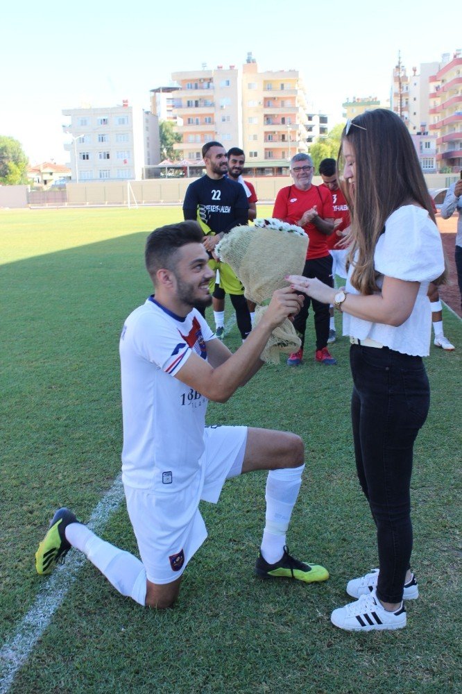 Mersin'de Futbolcu Genç Evlilik Teklifine Taraftarı Şahit Tuttu