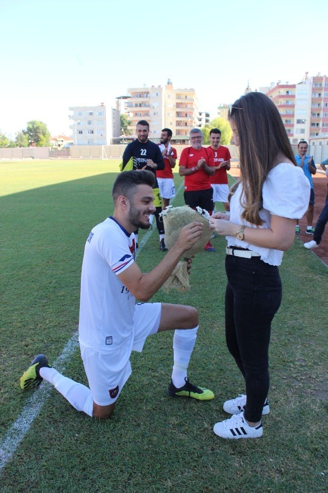 Mersin'de Futbolcu Genç Evlilik Teklifine Taraftarı Şahit Tuttu