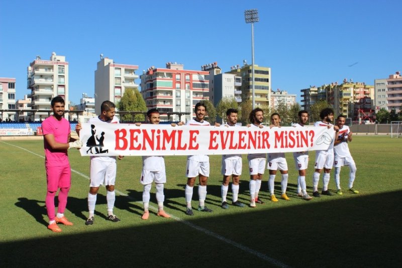 Mersin'de Futbolcu Genç Evlilik Teklifine Taraftarı Şahit Tuttu