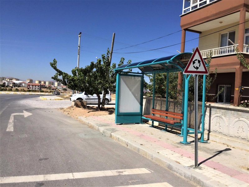 Karaman'da Belediye Otobüs Durakları Yenilendi