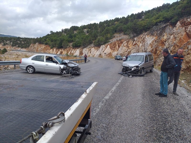Konya'da Hafif Ticari Araç Otomobille Çarpıştı: 4 Yaralı