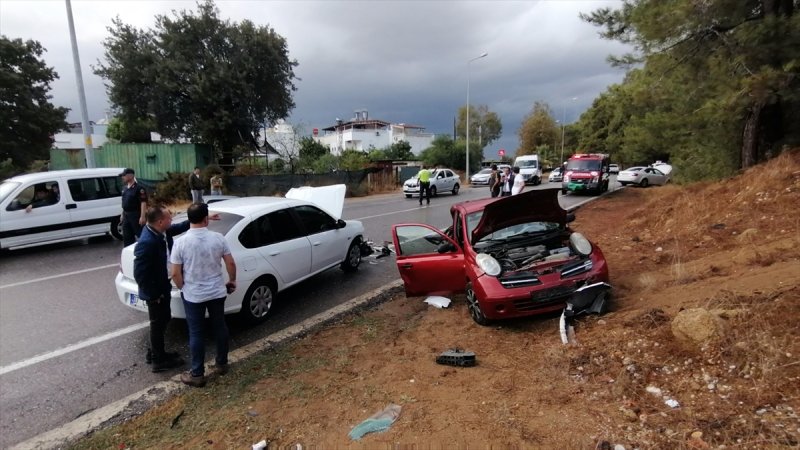 Manavgat'ta Trafik Kazası: 4 Yaralı